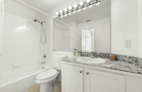 Luxury 4-Bedroom Home with Private Pool, Jacuzzi, AC, Wi-Fi, Cable TV, 5 Minutes from Disney - Foto 20