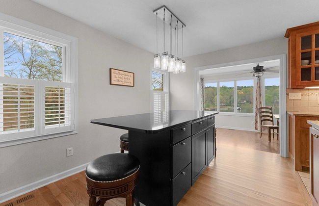 Sleeps 22, Lakefront w/ Private Dock & Pool, 2 Houses Lake Living by Avantstay - Foto 47