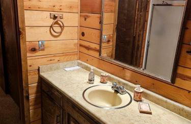 Peaceful Mountain Cabin with Private Lake and Game Room Near Long Barn, California - Foto 20