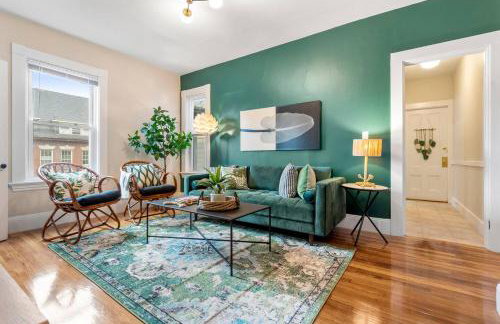 Downtown Beverly|KING BED|Minutes to Salem+Train - Photo 1