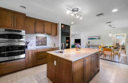 Across from Beach - Renovated Coastal Home, Gourmet Kitchen & Jetted Tub - by Maven Vacation Rentals - Foto 9