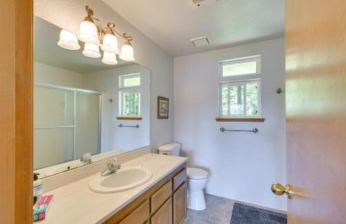 Hoodsport Vacation Rental w/ Deck & Canal Views! - Foto 16