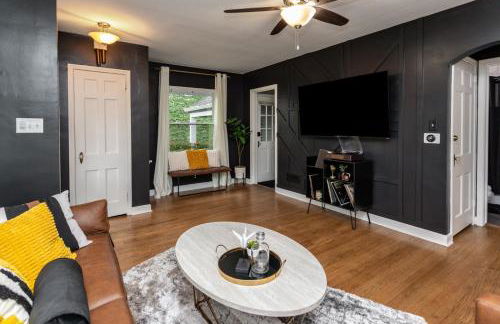 Near Drake/Downtown packed w/Amenities - Hot Tub - Movie Theater - Photo 23