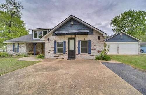 Lakefront Afton Home with Hot Tub and Game Room! - Foto 40