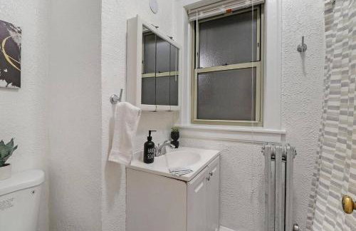 Charming 1BR Unit Close to Vibrant Shops & Dining - Montrose 1B - Foto 11