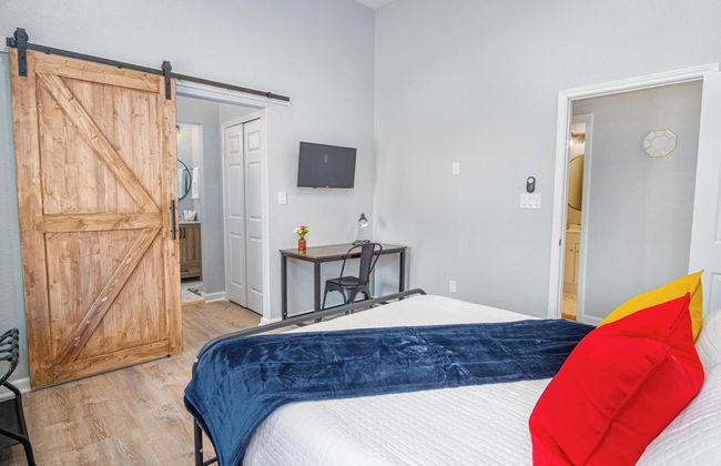 Seize the Moment! 4br/3ba Gem w/ Downtown Views! - Foto 8