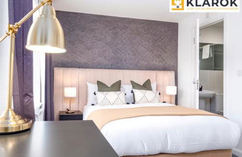 Four Bedroom Semi Detached House By Klarok Accommodation Peterborough With Free Parking & Garden - Foto 7