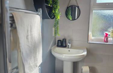 Stylish 3-Bed Home with Parking - Ideal for Long Stays - Photo 20