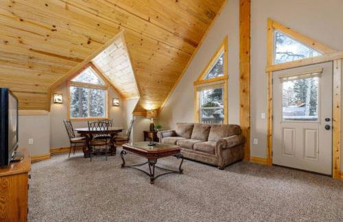 The Moccasin Lodge with Hot Tub and Fire Pit Escape - Foto 43