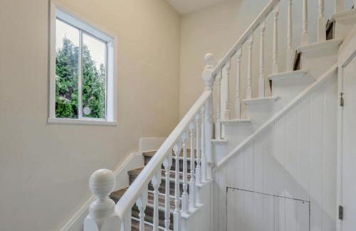 Charming & Bright Gem Prime Location Street Parking with AC - Foto 21