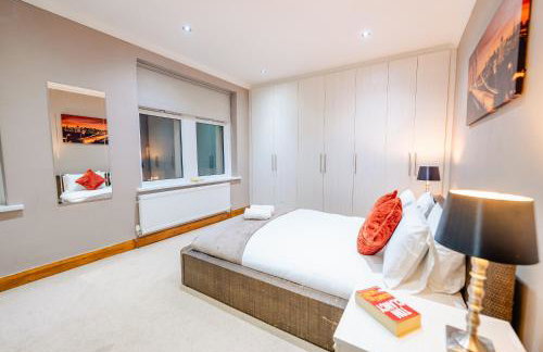 4BR 2Bath Home -Hot Tub, Free Parking & Games Room - Foto 27