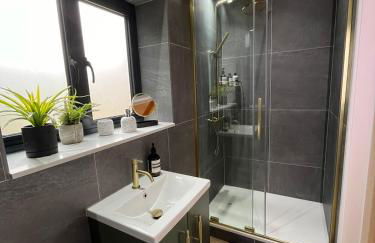 The Acorn Goodwood luxury lodge house 10 minute walk from Goodwood Festival of Speed - Foto 25