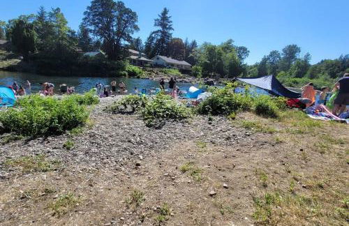 Tranquil Riverfront Retreat - Foto 43