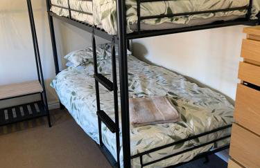 Large, 3 Floors, Quiet, Sleeps 16, 4 Bathrooms, 5 Parking, Semi rural Leicester - Foto 32