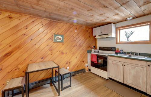 Love Shack Retreat Cabin with Deck and Yard! - Foto 9