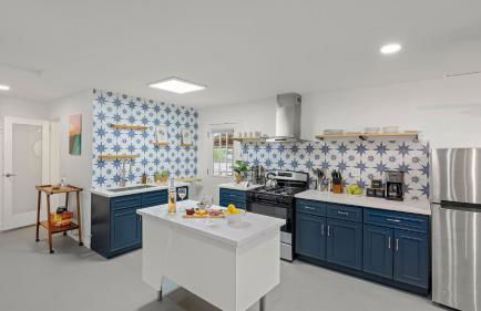 Fable by Avantstay 2 Unique Spaces, w/ Bowling, Hot Tub, Fire Pit, Large Yard - Foto 6