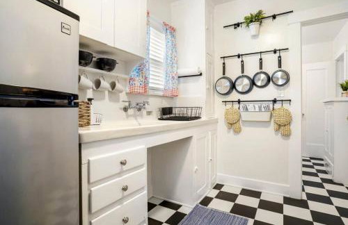 Adorable Quirky Hideaway BIG Private Enclosed Yard - Photo 11