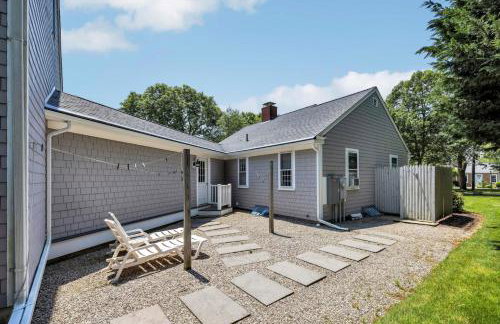 Stay 1 Block from Ocean at 7-Bed Retreat with Yard, Deck and Game Room, Host Up to 22 Across 16 Beds, Gas Fireplace, Gas Grill, Ample Parking, Walk to Menauhant Beach, Perfect for Family Getaway, 24 Hr Hospitality - Foto 27