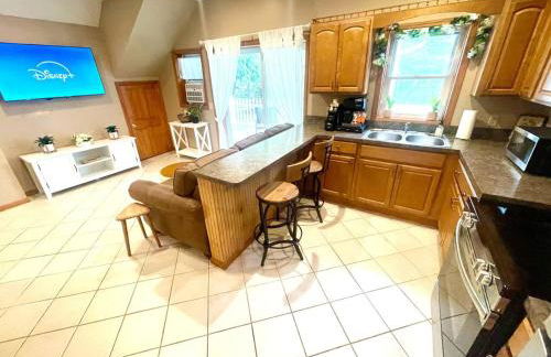 Spacious King Bed Suite at Antique Store - Foto 5