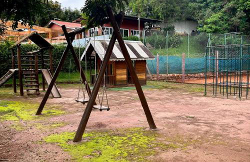 Chalé com PISCINA Privativa, com 2 QUARTOS, ESTACIONAMENTO em Condomínio com PORTARIA 24h, Sauna, Quadras, 3 PISCINAS no condomínio, Pesca e Parquinho Infantil - SmarTV na sala de estar, TV na área CHURRASQUEIRA, Wi-Fi e Cozinha Completa - Foto 44