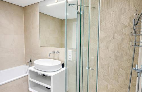 City Centre Roof Terrace Penthouse with Parking - Photo 3