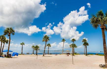 Luxury heated-pool home blocks from the beach - Foto 47