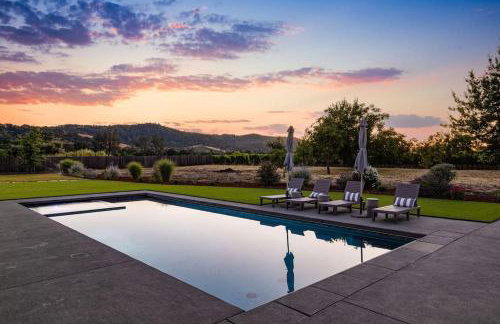 Year-Round Heated Pool - Hot Tub - Fire Pit - Lawn - Foto 23