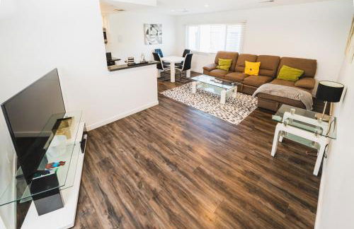 Chic 1-Bedroom with Dinning area in Central Location Close to Downtown with Free Parking - Foto 20