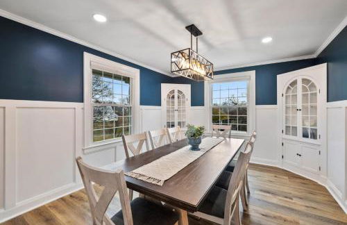 Tranquil Mountain Escape Luxurious 5-Bedroom Farmhouse with Pool - Foto 12