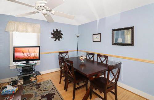 Blue Moon - Pet friendly and great location! - Photo 9