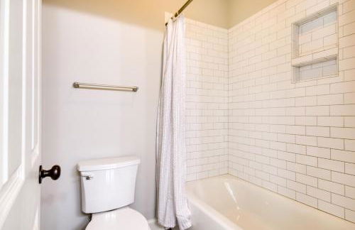 Stylish Hephzibah Home with Fire Pit and Theater Room! - Foto 17