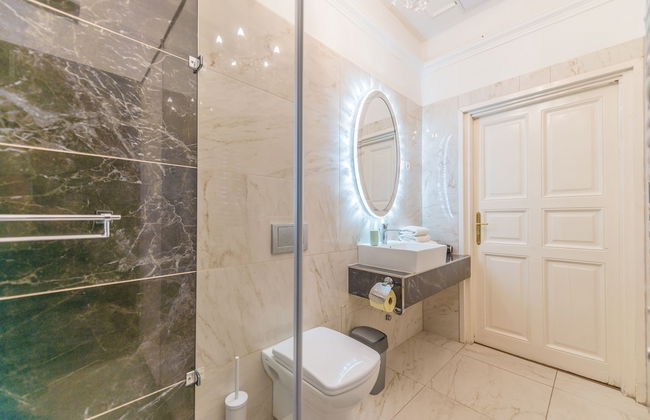 Music Academy Bedroom Suite Café Vian Apartman Kft - Photo 11