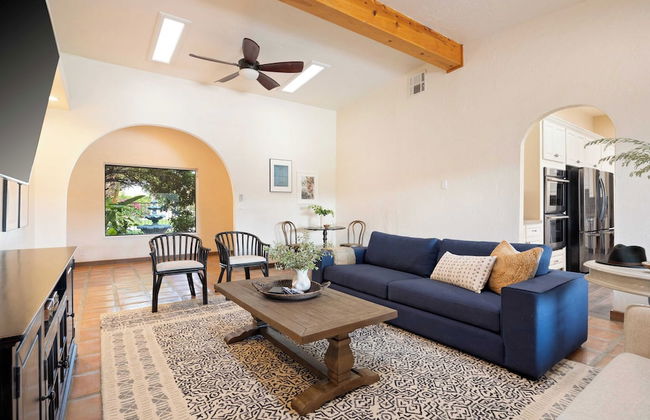 Sleeps 20! Architectural Mansion w/ Pool, Indoor Tennis Court, Game Room Starlight Estate by Avantstay - Foto 15