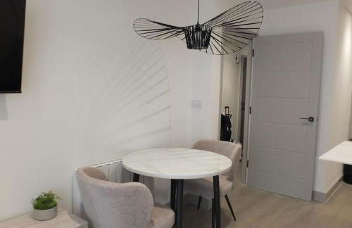 Entire Prestige Apartment in Poole Quay - Free Parking, Fast WiFi, Smart TV & Netflix - Foto 8