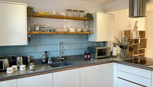 Stylish 3BR House with Free Parking & Garden - Foto 2