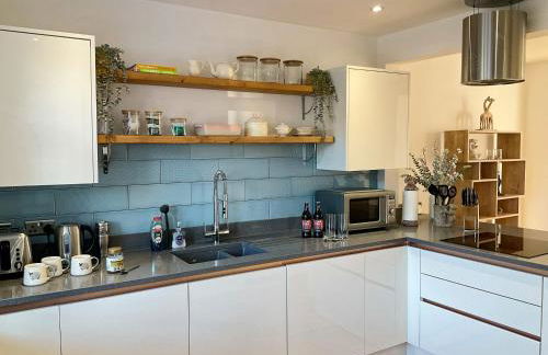 Stylish 3BR House with Free Parking & Garden - Foto 2