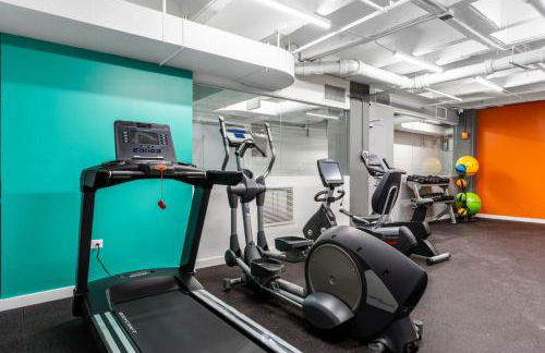 Elegant Stylish Loft Oasis Uptown Rooftop WFH Gym - Photo 17