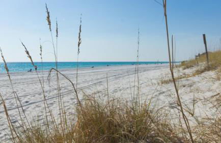 Seafoam – Beautiful 3BR Home with Heated Private Pool - 4 Min Walk to Beach! - Foto 10