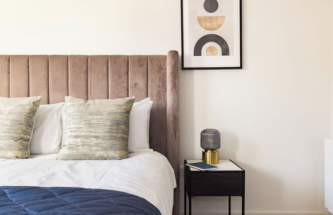 Leeds Centre by Charles Hope - Photo 6