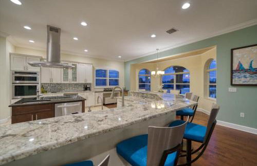 Waterfront Luxury w/ Heated Salt Pool & Golf Cart - Foto 63