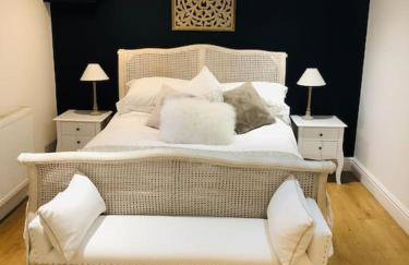 2 double bedroom large modern self contained apartment Free parking - Foto 27