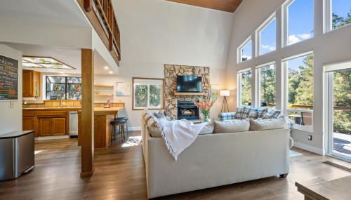 Forest Home with Deck, EV Station, King Beds - Foto 4