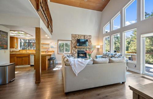 Forest Home with Deck, EV Station, King Beds - Foto 4