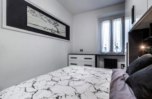 Black & White or Pop Art - Design Apartments with Parking & WiFi - Photo 19