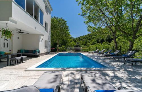Villa Zara with 32 sqm heated Pool, Jacuzzi, Billiard, Tennis table, 8pax - Photo 2