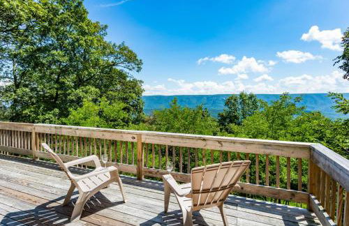 Mountain cabin w hot tub & deck views - Photo 14