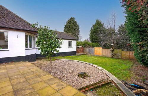 Orchard Bungalow - Sleeps 10 - Close to Town Centre - Free Parking, Pool Table, Fast Wi-Fi and Smart TV with Netflix by Yoko Property - Foto 37