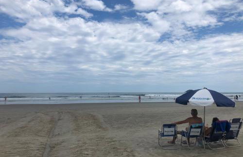 Fabuloso flat 241, Amarílis, Riviera de São Lourenço 3 Piscinas climatizadas carregador veiculo eletrico 2 quartos sendo uma suíte internet 500mb Adega, cozinha equipada completa, serviço de praia fim de semana limpeza trocas de toalhas, - Foto 53