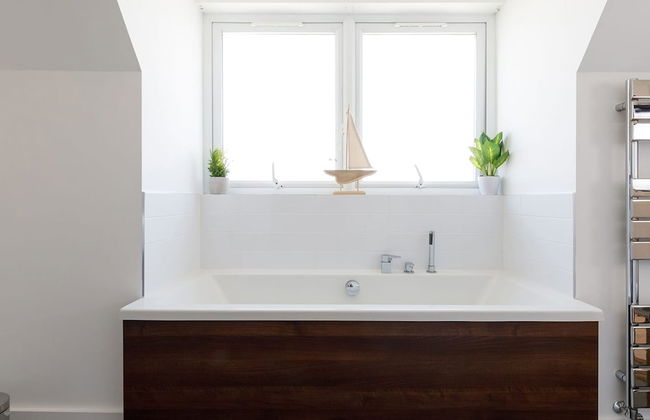 Gorgeous Home for 12 - Walk to Beach - Sea View - Photo 36