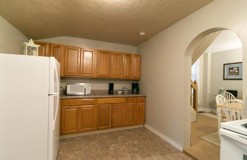 Downtown 2 Bedroom Cottage, Sleeps 6, Walking Distance to Honeywell, Downtown Restaurants, Shopping - Foto 16